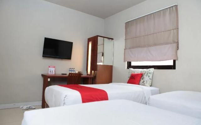 RedDoorz Plus near Asia Afrika 3