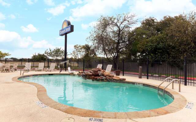 Days Inn by Wyndham San Antonio at Palo Alto