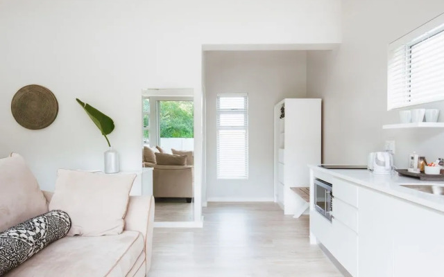 A Riverbed Guesthouse