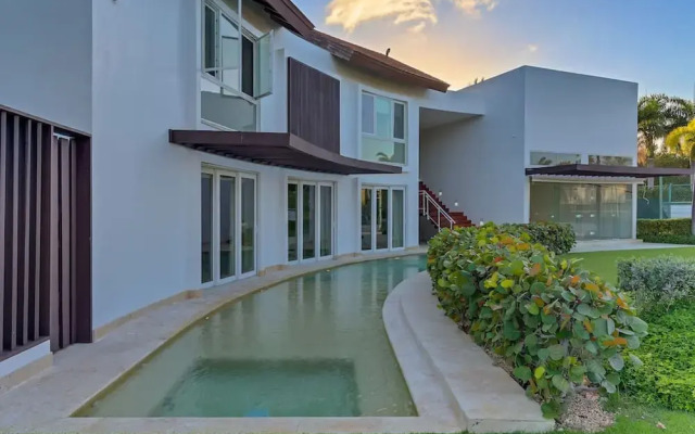 Luxurious 8-bedroom Dreamy Villa