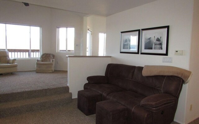 032 - Lakefront Village Escape