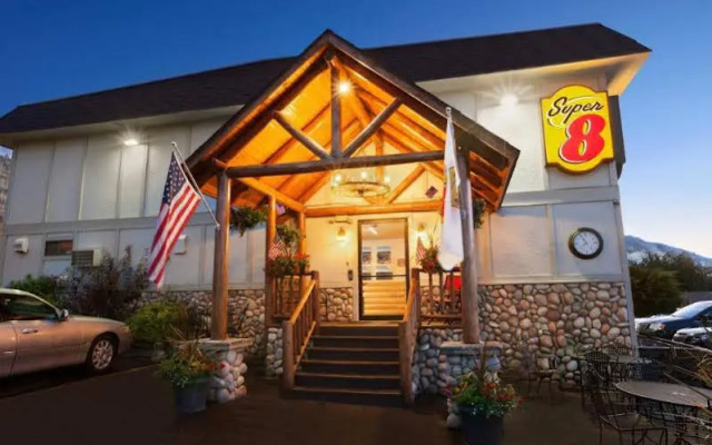 Super 8 Cody
