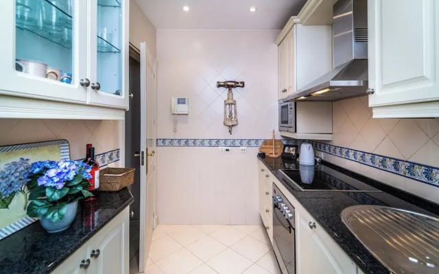 Luxury 2-bed Apartment in Elviria W/pool
