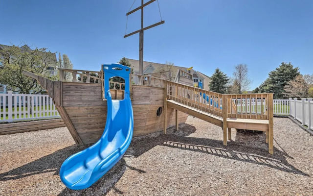 Bright Manistee Condo w/ Beach + Pool Access!