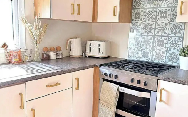 Harwich - Caravan - Sleeps 10 - Garden - Pool