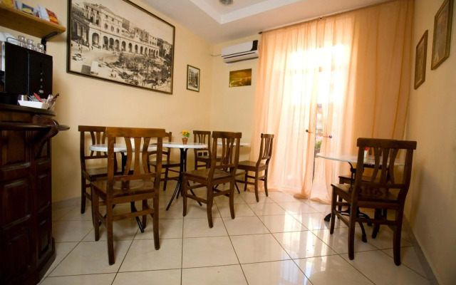 Hotel Cine Holiday