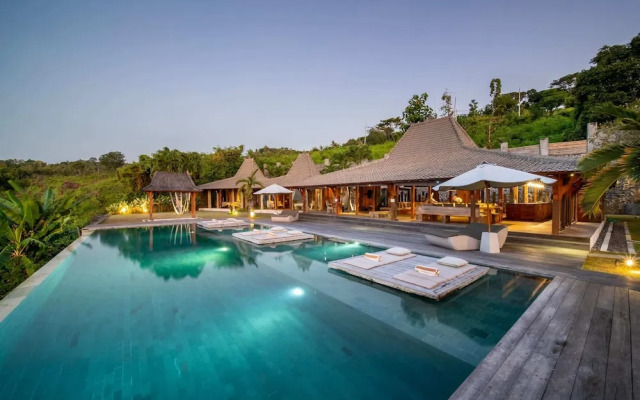 Palatial Wooden Villa, 4br, Lovina