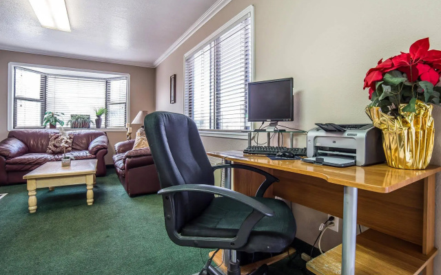 Econo Lodge Inn & Suites
