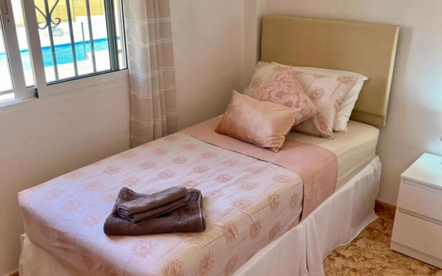 Winter sun apartment with pool access