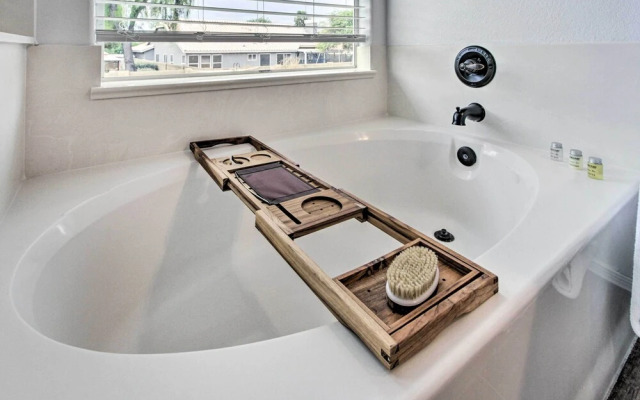 Beautiful Chandler Escape w/ Putting Green & Pool!