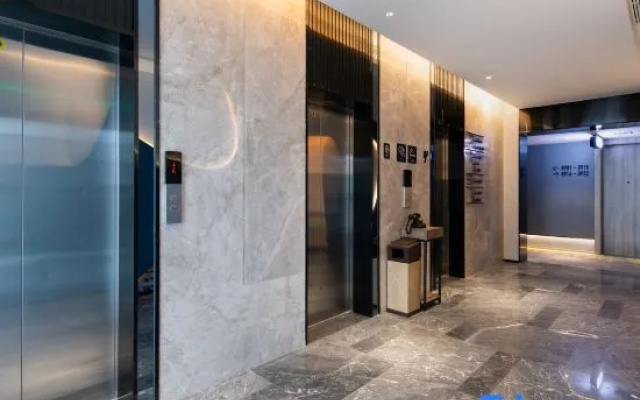 Atour Hotel Wuhan Guanggu Qingnianhui Jinrong Port