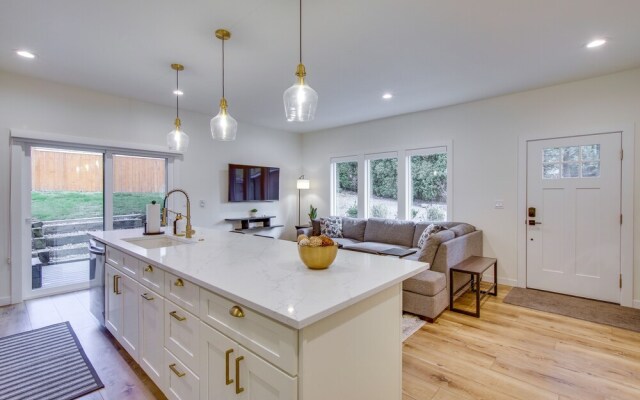 Modern Vacation Rental in Kirkland w/ Backyard!