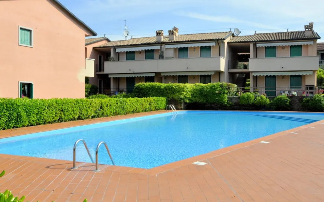 Residence and Quiet Residence With Pool, Near the Lake