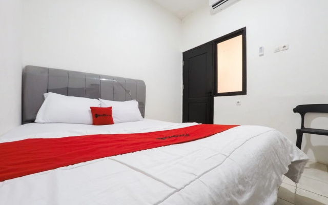 RedDoorz @ Flamboyan Harapan Indah – Guest Rooms – Bekasi