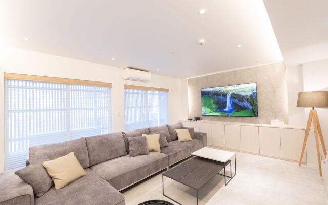 ONE WORLD Sakaisuji Hommachi