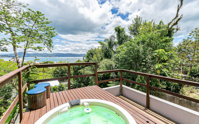 Chalé Rústico com Jacuzzi em Jurerê MAV011