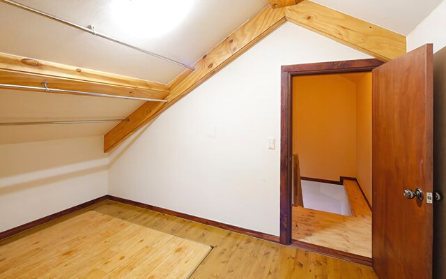 Yeosu Tirol Pension