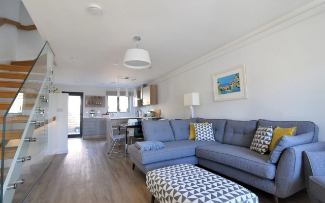 3 Grove Mews