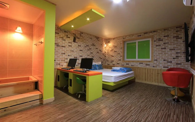 Hotel 369