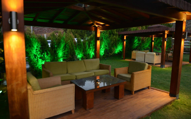 Manaspark Deluxe Hotel