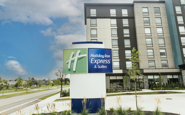 Holiday Inn Express & Suites Toronto Ai...