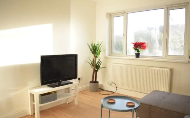 Spacious 3 Bedroom Flat Near Vibrant Camberwell