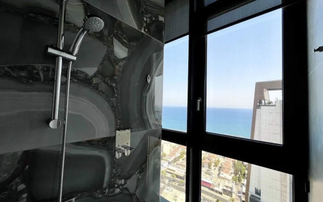 128 LIM - 2005 Stay Only Tower Suite