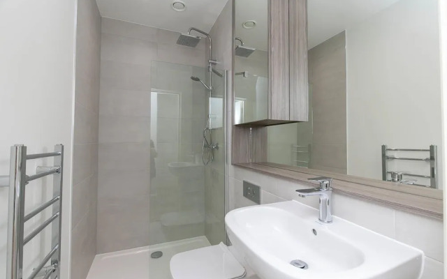 Deluxe Heathrow Apartments & Parking