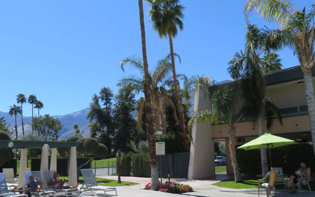 Travelodge by Wyndham Palm Springs