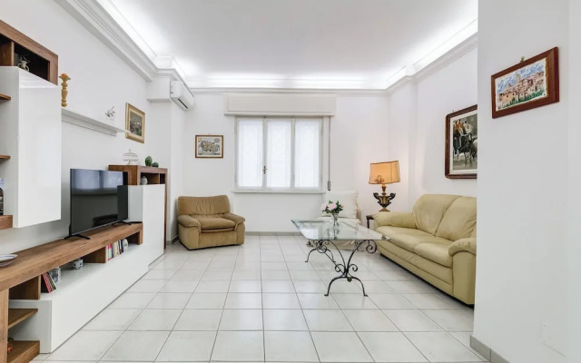 Cozy 2-Bedroom Flat with Balcony