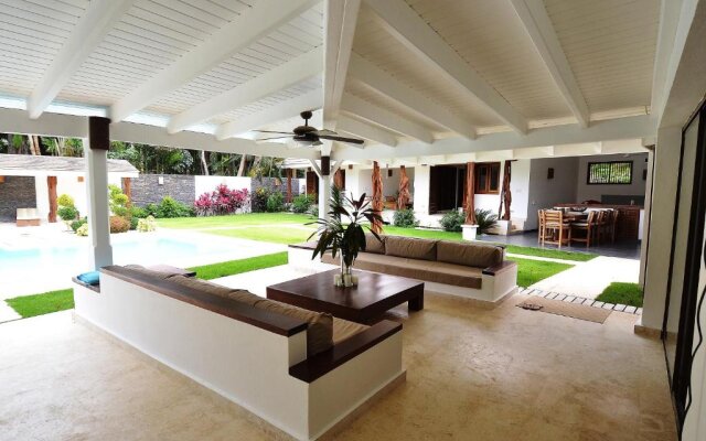 Las Terrenas : Front Beach And Garden Villa With Private Staff