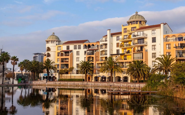 Island Club Hotel & Apartments