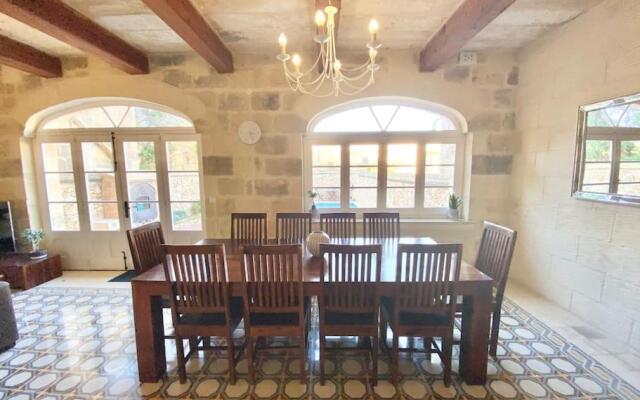 Villa Rossa Gozo - 5 bedroom ensuite with pool & jacuzzi