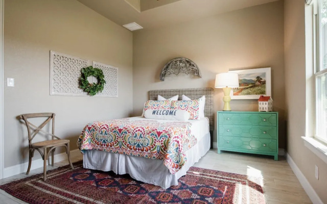 All-suite Century Oak House - Walk To Hidden Falls 2 Bedroom Home - фото 3