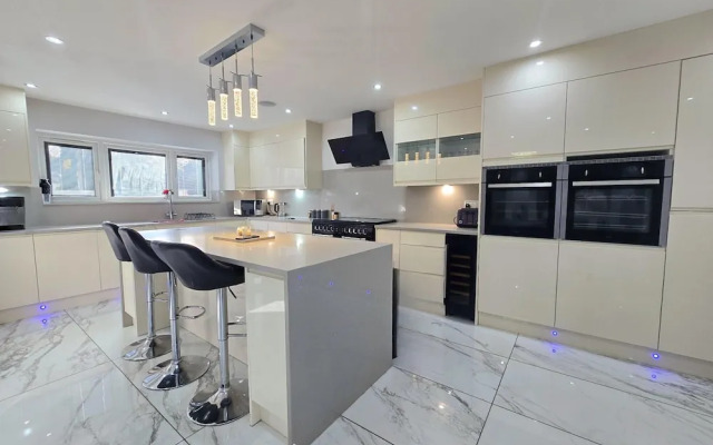 Stylish 6-bed Retreat With Parking and Jacuzzi