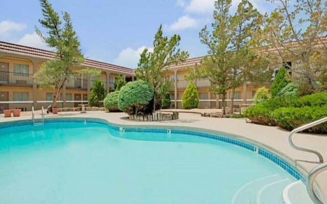 Tree Inn & Suites Albuquerque.