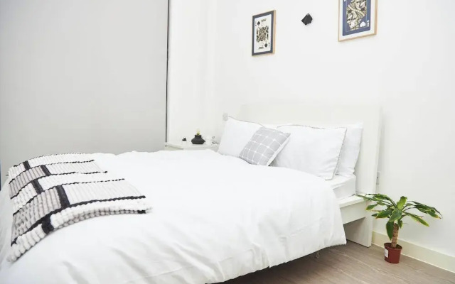 Apartment-sleeps4-streetparking-balcony-duplex