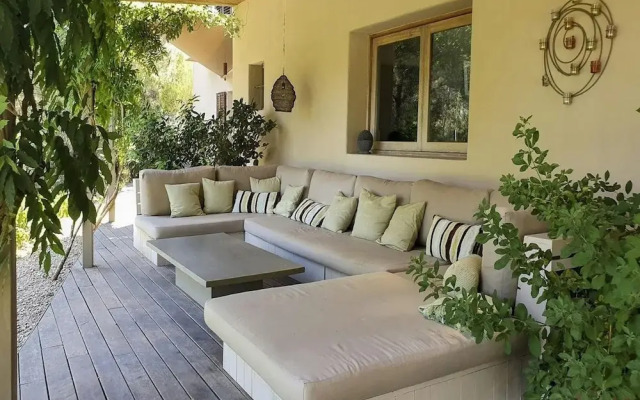 Holiday Home With Wooden-beamed Patio