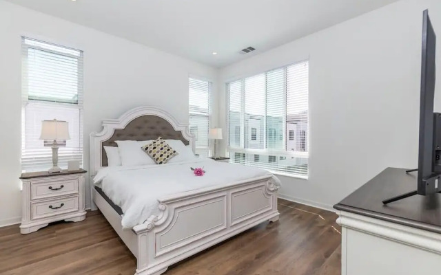 Master Bedroom With King Bed Central Location