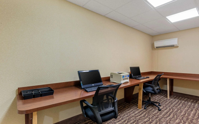 Comfort Inn & Suites Dover near Speedway