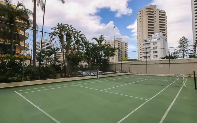 Bright 2 Bedroom Apartment in the Heart of Surfer's Paradise