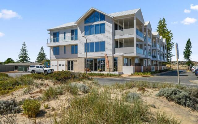 Hamptons by the Beach ~ New Apt 50m from the Sea