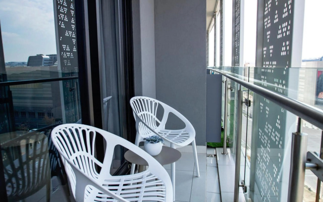 Ellipse Waterfall Executive Apartment - 612