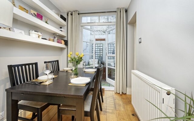 Spacious Pimlico Apartment by Underthedoormat