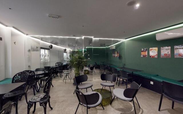 2060 The Newton Hostel & Market