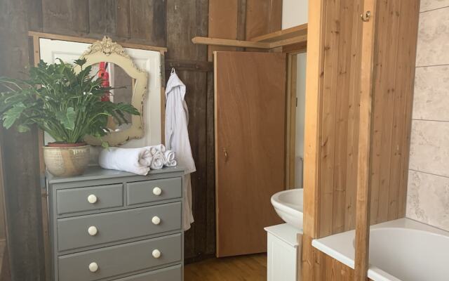 Rooms at no Three, Chameleon House