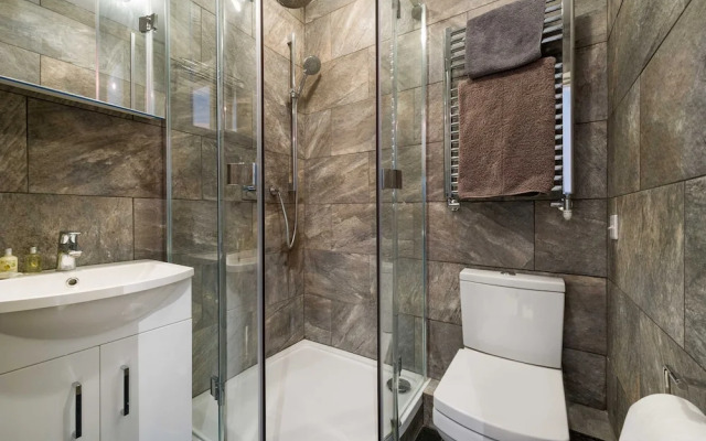 The Snug Spot - Fitzrovia - By Frankie Says