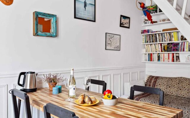 Spacious and Bright Duplex Located in the 19th