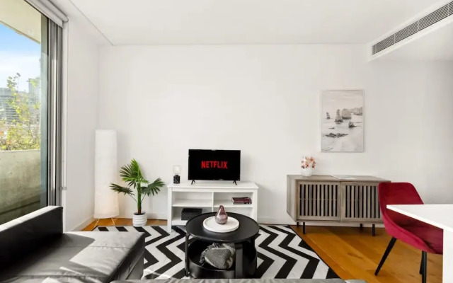 Central Modern 1 Bedroom With Air-con Balcony