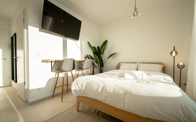 Classy Studio W Balcony Near Cloche Dor